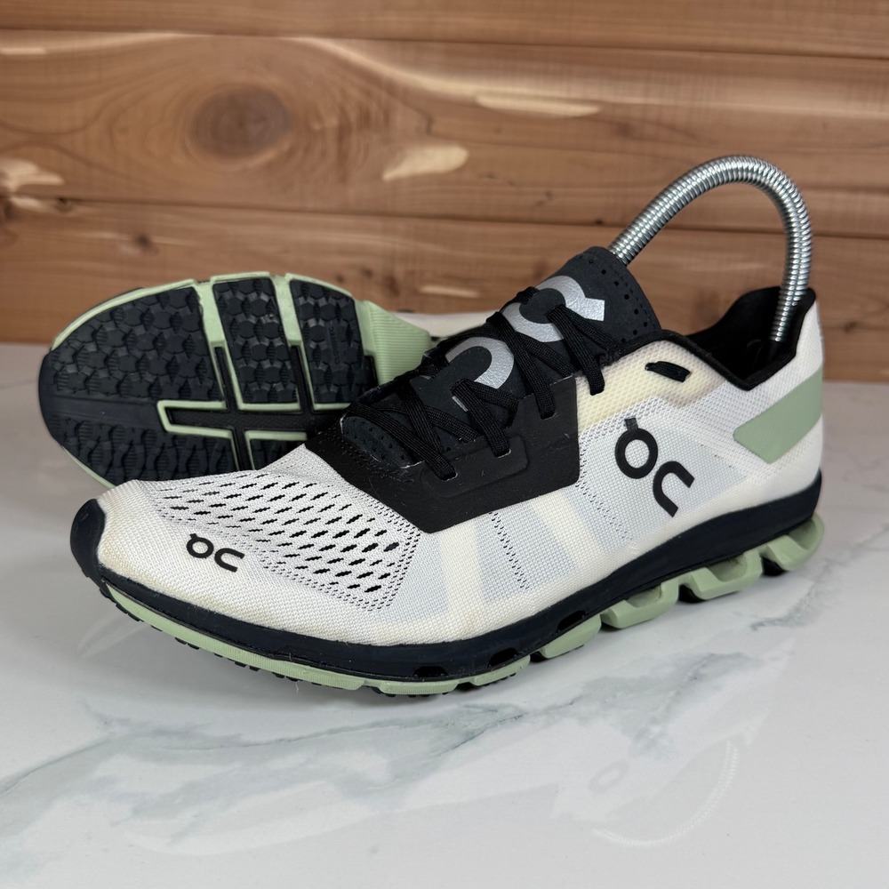 On‎ Cloudflash Women's Running Shoes White Black Sneakers size 8